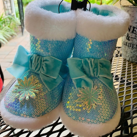 Adorable Super Warm Disney’s  Frozen Girls Booty Slippers. Never worn. - Picture 3 of 4